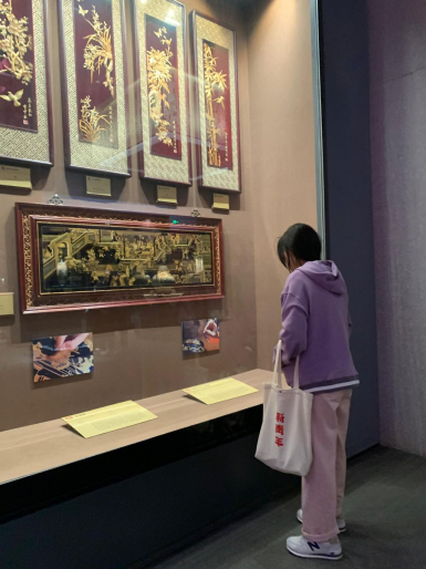 潮汕歷史文化博覽中心設有多個展示區，藏品類別涵蓋出土標本、工藝品、風俗遺物等等，全面展示潮汕一帶的生活面貌和風俗歷史。