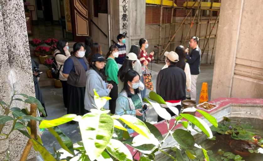 東蓮覺苑迄今有逾八十年歷史，同學在導賞員的講解下，了解苑舍中西合璧的建築風格，以及對香港歷史發展的價值。