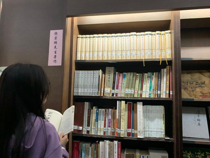 汕頭大學圖書館設有不同特藏，包括珍稀書籍、名家手稿、潮汕剪紙工藝品等，深具研究和學習價值。