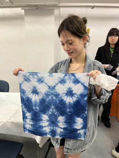 同學運用藍染技巧設計出自己喜愛的花紋。