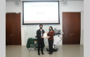 老師頒發「中國語言文學文科碩士獎」予學科表現特出的同學，以示嘉許。