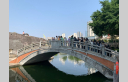 導遊帶領師生經過石拱橋，前往考察之旅首站—石炮臺公園。