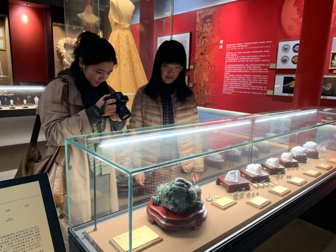 潮汕歷史文化博覽中心設有多個展示區，藏品類別涵蓋出土標本、工藝品、風俗遺物等等，全面展示潮汕一帶的生活面貌和風俗歷史。