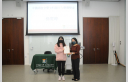 老師頒發「中國語言文學文科碩士入學獎學金」予大學本科畢業時成績優異的同學，以資鼓勵。