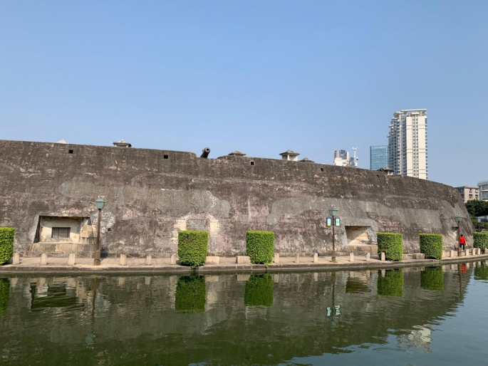 石炮臺公園建於清代同治時期，迄今已有逾100年歷史，為清代粵東地區海防重地。