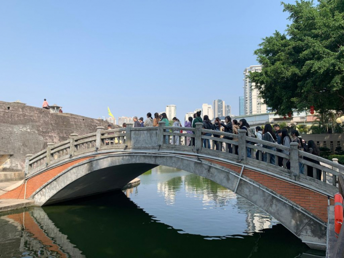 導遊帶領師生經過石拱橋，前往考察之旅首站—石炮臺公園。