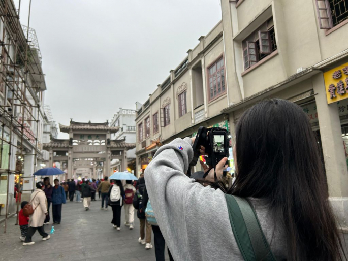 考察團師生駐足觀賞牌坊街美景，考察箇中歷史和文化。