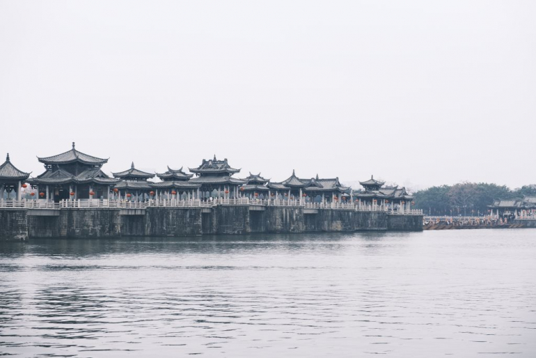 廣濟橋（又稱湘子橋）名列「中國四大古橋」，建成於南宋時期，後經多番維修，現為旅遊觀光步行橋，是潮州八景之一。