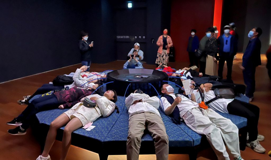 博物館設有裝置藝術，同學躺在環形沙發上觀賞《夢境》，想像乾隆皇帝對亡妻富察皇后的感情與思念。