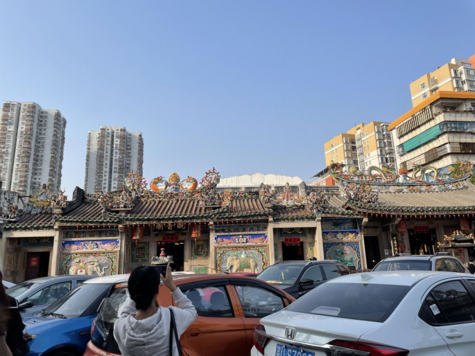 廟宇的屋簷和牆壁雕滿瑞獸和神仙，展示當地的民俗信仰。