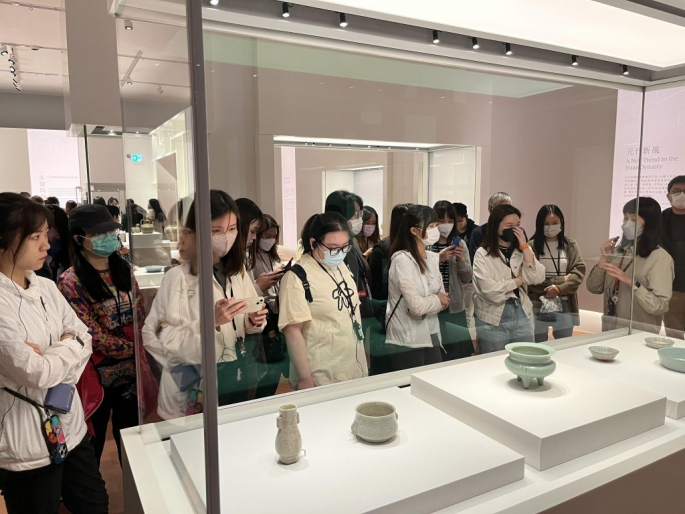 同學參觀博物館展覽，導賞員逐一介紹展品歷史、製作工藝及其文化價值。
